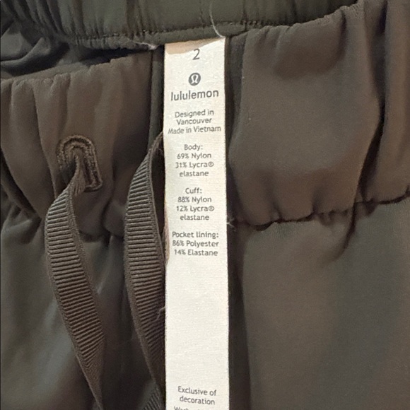 Lululemon On The Fly Jogger Luxtreme 25” in Dark Olive SZ 2 EUC - Picture 5 of 5
